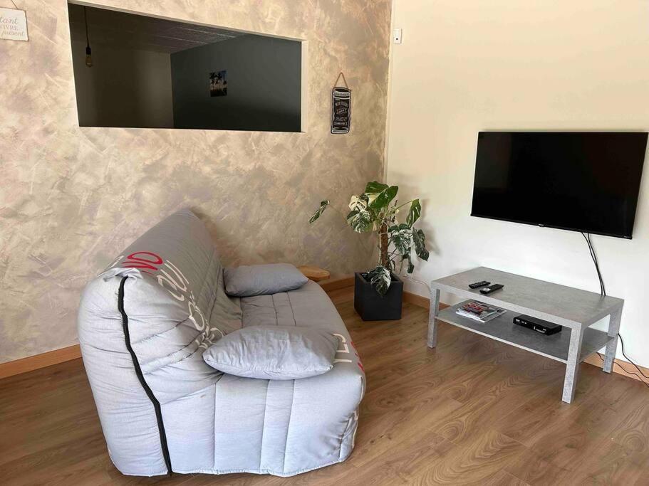 Au Coeur Des Bois Apartman Saint-Germain-du-Salembre Kültér fotó